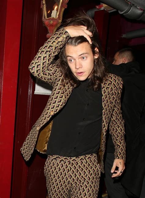 traje gucci de harry